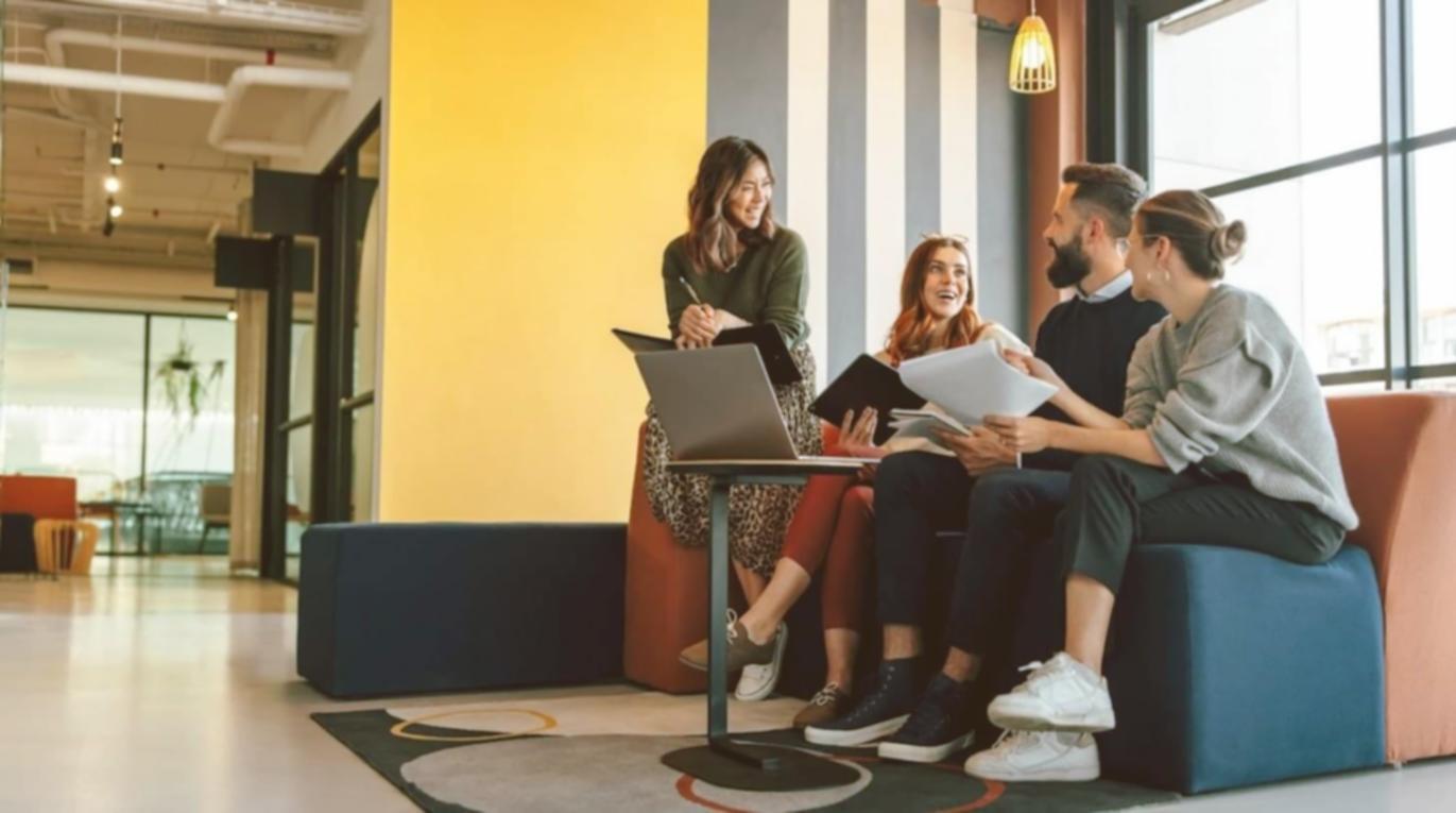 Personne assise calmement dans un espace apaisant pratiquant la gestion émotionnelle