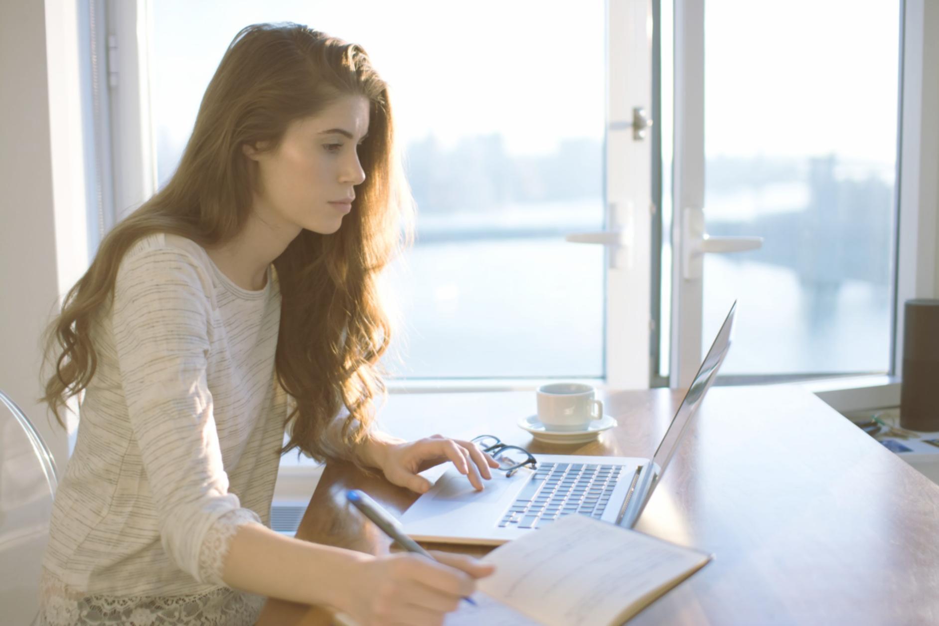 Personne en méditation profonde pour le contrôle émotionnel